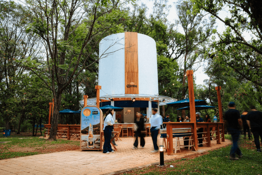 Corona inaugura lounge no coração do Parque Ibirapuera para público relaxar em meio à natureza